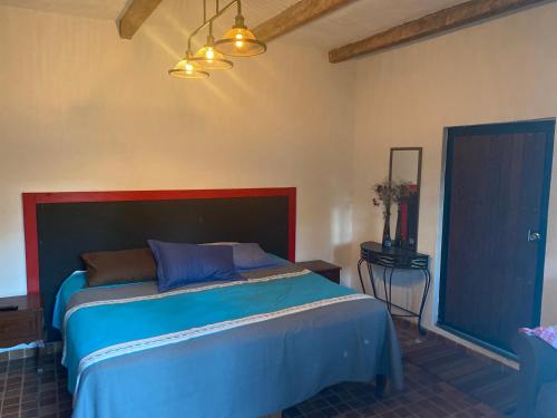 En eller flere senge i et værelse på Villa IXCANUL
