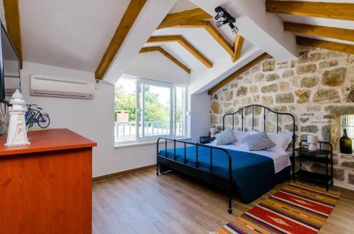 Ένα ή περισσότερα κρεβάτια σε δωμάτιο στο Apartments with parking space Korita, Mljet - 22342