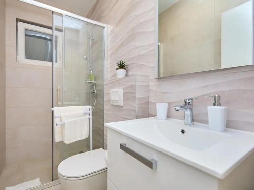 y baño con lavabo, aseo y ducha. en Apartments by the sea Okuklje, Mljet - 22341, en Okuklje