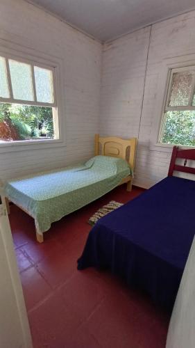 - 2 lits dans une chambre avec 2 fenêtres dans l'établissement Sitio Na Serra da Mantiqueira, à Piranguçu