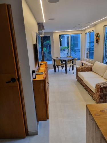普拉多的住宿－Cabaña de Lujo, Isla El Faro，客厅配有沙发和桌子