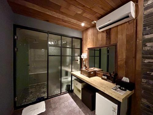 y baño con ducha, lavabo y espejo. en 2SOME Motel en Daegu