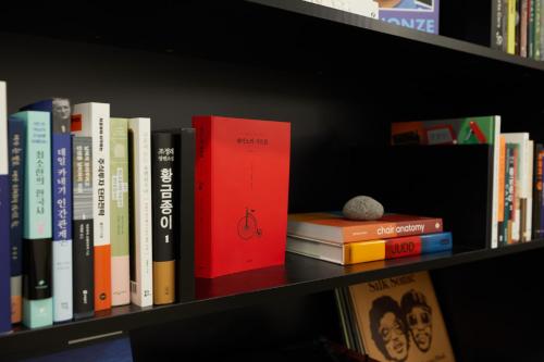 a book shelf with books on it at Aank Hotel Seoul Sinchon in Seoul