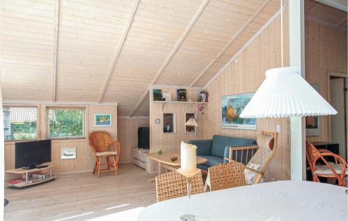 LumsåsにあるNice Home In Hjby With 2 Bedrooms And Wifiのリビングルーム(ソファ、テーブル付)