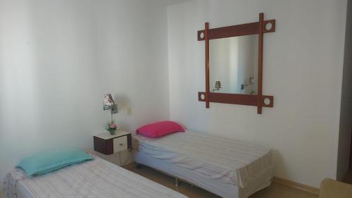 een slaapkamer met 2 aparte bedden en een spiegel bij Apart-Hotel Praia de Copacabana in Rio de Janeiro