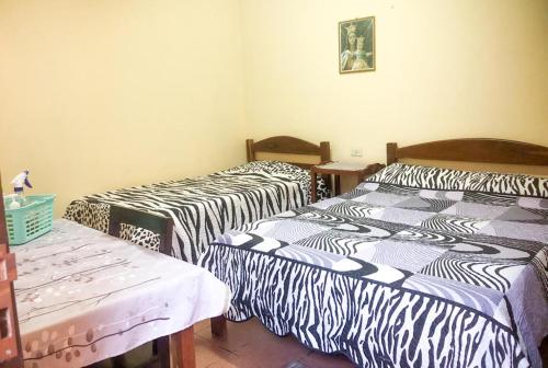 Giường trong phòng chung tại Hostal Juanita