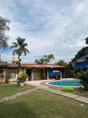 una casa con piscina en el patio en Quinta Ángeles, en Cuernavaca