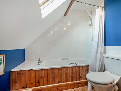 La salle de bains est pourvue d'une baignoire et de toilettes. dans l'établissement 2 Bed in Lochranza 77882, à Lochranza