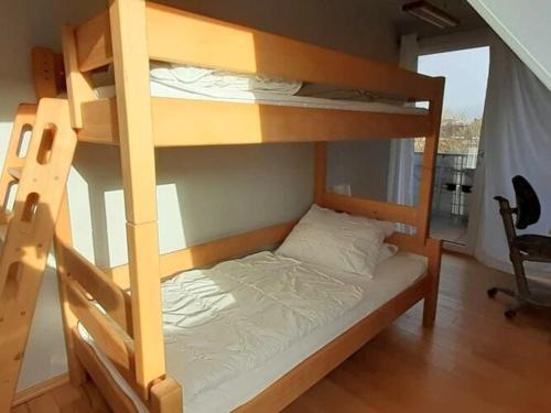 1 dormitorio con 2 literas y escritorio en Vacation home, Neukirchen, en Neukirchen
