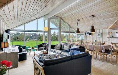 Bøtø Byにある6 Bedroom Amazing Home In Idestrupのオープンリビングルーム(ソファ付)、ダイニングルーム