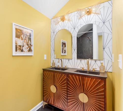 ein Bad mit einem Waschbecken und einem Spiegel in der Unterkunft Taylor Swift Eras Inspired Home-10 min to Broadway in Nashville