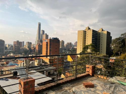 uma vista para o horizonte da cidade com edifícios em Casa bella vista em Bogotá