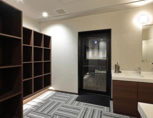 神戸市にあるホテルSUI神戸三宮 by ABESTのバスルーム(シャワー、シンク付)