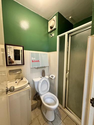 La salle de bains verte est pourvue de toilettes et d'un lavabo. dans l'établissement Southern Nest by C&C, à Santa Rosa