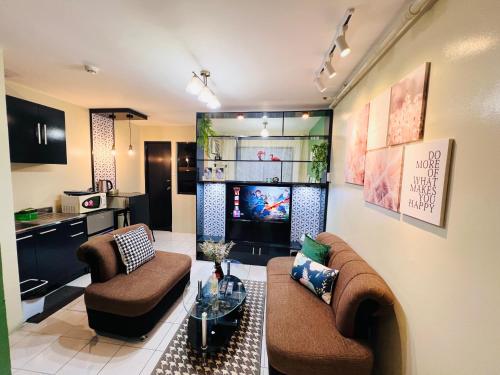 - un salon avec deux canapés et une télévision dans l'établissement Southern Nest by C&C, à Santa Rosa