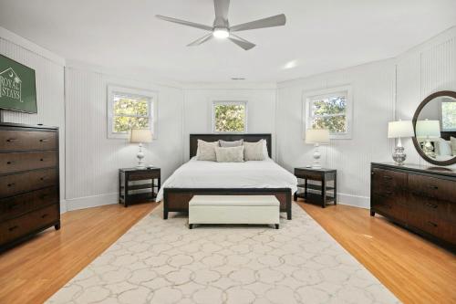 een slaapkamer met een bed en een plafondventilator bij Chasing Waves Luxury Edisto Home 3 mins to Beach in Edisto Island