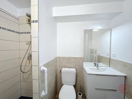 ラマルー・レ・バンにあるAppartement Lamalou-les-Bains, 2 pièces, 2 personnes - FR-1-451-25のバスルーム(トイレ、洗面台、シャワー付)