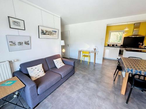 un salon avec un canapé et une table dans l'établissement Appartement moderne centre-ville, 600m plage, résidence sécurisée, parking - FR-1-361-368, à Granville