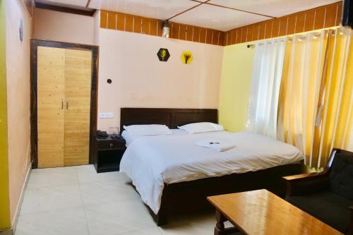 En eller flere senge i et værelse på Sukoon Lake view BnB by Boho Stays