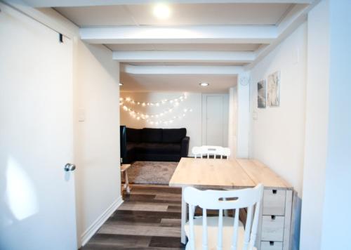 a dining room with a table and chairs at 1740 Le Cocon Limoilou Hôpital Enfant-Jésus in Quebec City