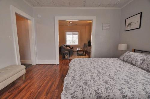1 dormitorio con 1 cama y sala de estar en The Columbus Hideaway Den, en Columbus