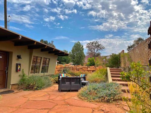 un patio con una casa y un patio en The Flagstone Boutique Inn & Suites, en Kanab