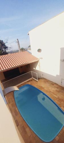 a swimming pool on the roof of a house at Edicula Paz e Amor in Piracicaba