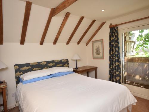 1 dormitorio con cama blanca y ventana en 2 Bed in Barnstaple LCOBB, en Chittlehampton