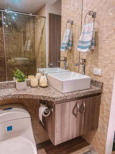 フロレンシアにあるMadrigal Luxury Penthouseのバスルーム(白い洗面台、トイレ付)