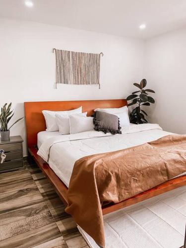 sypialnia z dużym łóżkiem z drewnianym zagłówkiem w obiekcie Madrigal Luxury Penthouse w mieście Florencia