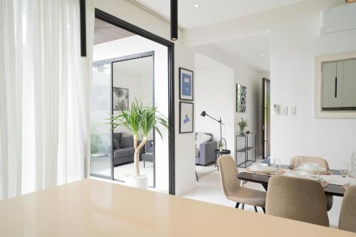 Posezení v ubytování Modern 4 Bedroom House I Close to Malls I Swimming Pool I Maximum 12 Guests I by Bleuspace