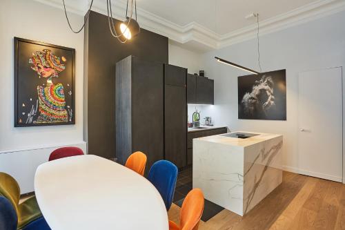une cuisine avec une table et des chaises dans une pièce dans l'établissement LE MARAIS Luxury Apartment in the heart of Paris - 2 Bed 2 Bath with AC, à Paris
