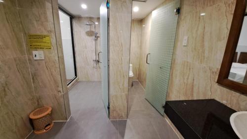 y baño con ducha, aseo y lavamanos. en Konklor Hotel en Kon Tum (2)