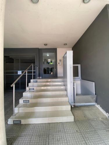 una escalera en un edificio con escalera en Departamento temporal en Paraná