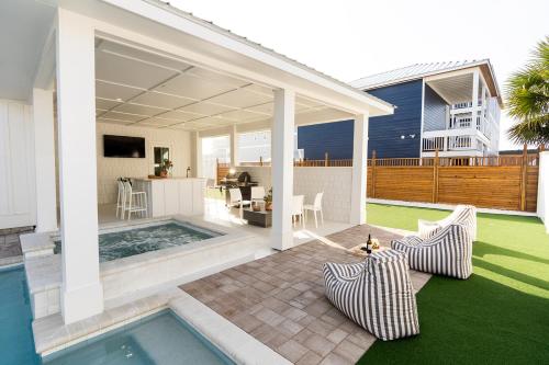 Der Swimmingpool an oder in der Nähe von The Taj Of The Gulf! Luxury Beach Mansion! Sleeps 37, private pool & hot tub, putting golf