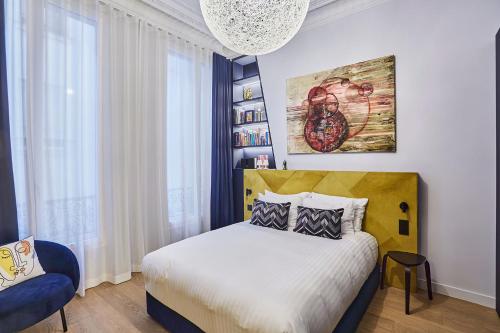 une chambre avec un lit et une grande fenêtre dans l'établissement LE MARAIS Luxury Apartment in the heart of Paris - 2 Bed 2 Bath with AC, à Paris
