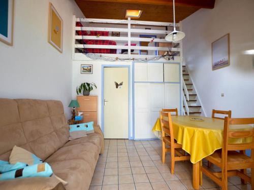 un salon avec un canapé et une table dans l'établissement Maison au bord d'un lac avec terrasse, proche commerces et plage - 6 personnes - FR-1-705-56, aux Mathes