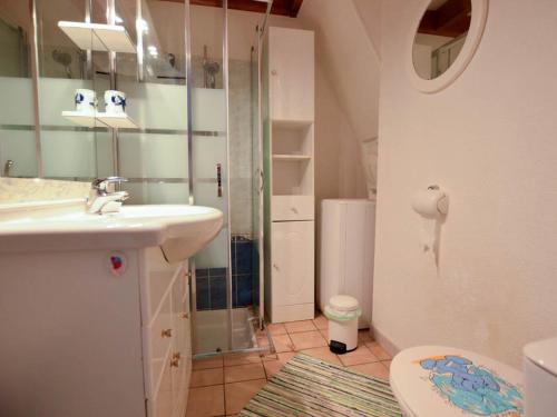 une salle de bain avec une douche, un lavabo et des toilettes dans l'établissement Maison au bord d'un lac avec terrasse, proche commerces et plage - 6 personnes - FR-1-705-56, aux Mathes
