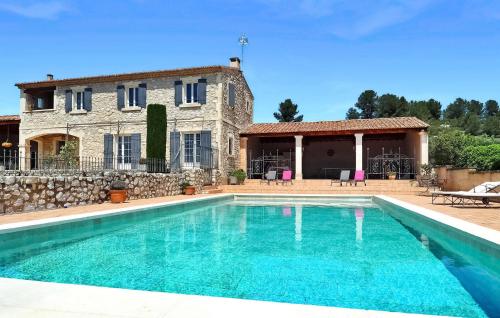 une villa avec piscine devant une maison dans l'établissement Le Temps Perdu, à Maussane-les-Alpilles