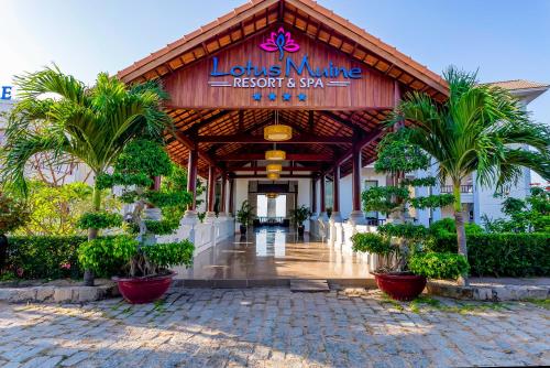 una hall di un resort con palme e un cartello di Lotus Muine Resort & Spa a Mui Ne