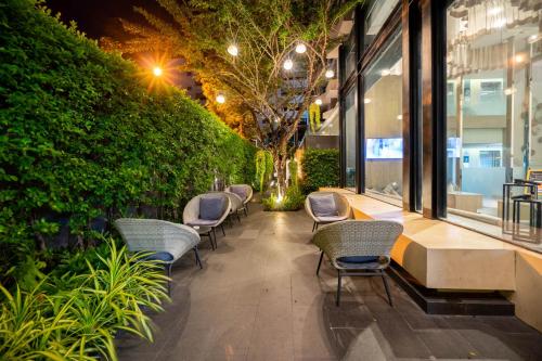 Гостиная зона в Aster Hotel and Residence by At Mind
