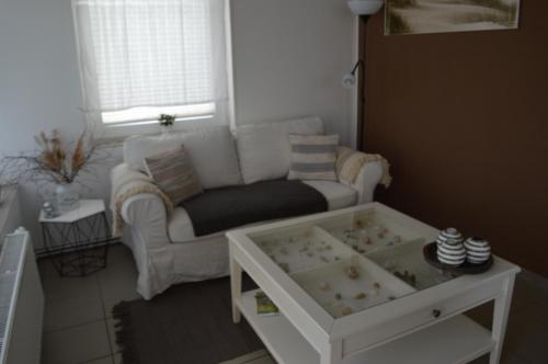 a living room with a couch and a coffee table at Trentseeparadies in Plön