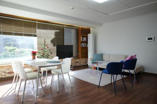 a living room with a table and chairs and a couch at Stay Vibe Healing House in Seoul