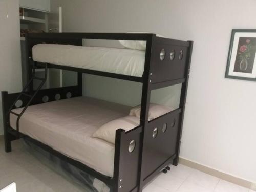 a couple of bunk beds in a room at Pequeño y acojedor departamento muy bien ubicado in Veracruz