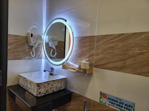 a bathroom with a sink and a mirror at RUBY HOTEL Vĩnh Long in Vĩnh Long