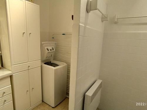 un piccolo bagno con lavatrice e asciugatrice di Appartement Saint-Cyprien, 2 pièces, 4 personnes - FR-1-776-72 a Saint-Cyprien