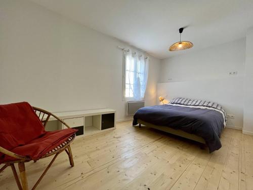 une chambre avec un lit et une chaise dedans dans l'établissement Maison Rénovée 2024 à 2 Pas de la Plage – 8 Couchages, Wifi, Terrasse, Proche Pistes Cyclables - FR-1-246A-283, à Dolus-d'Oléron
