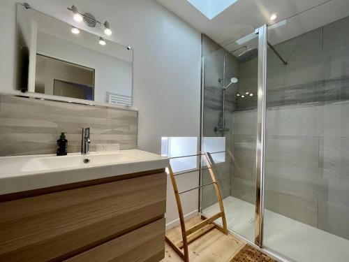 une salle de bain avec un lavabo et une douche en verre dans l'établissement Maison Rénovée 2024 à 2 Pas de la Plage – 8 Couchages, Wifi, Terrasse, Proche Pistes Cyclables - FR-1-246A-283, à Dolus-d'Oléron