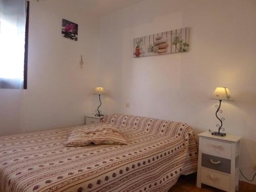 - une chambre avec un lit, 2 tables de nuit et 2 lampes dans l'établissement Appartement Argelès-sur-Mer, 2 pièces, 4 personnes - FR-1-776-73, à Argelès-sur-Mer