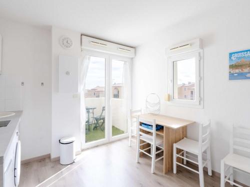 une cuisine et une salle à manger avec une table et des chaises dans l'établissement Cosy T2 Saint-Pierre, 4 pers, Animaux OK - FR-1-409-252, à Fleury